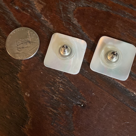 Vintage mother of pearl square post earrings - Picture 4 of 4